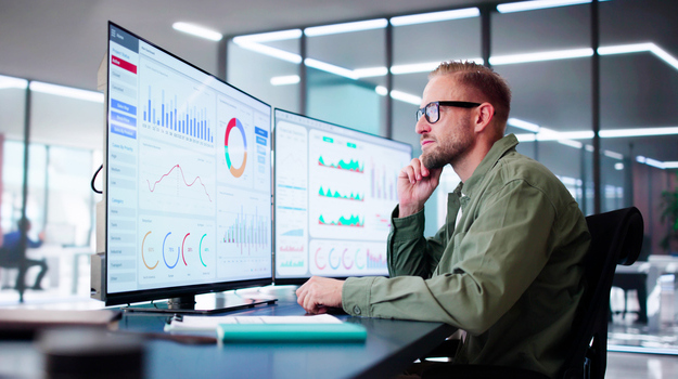 Data Analyst Using Data Analytics KPI Dashboard